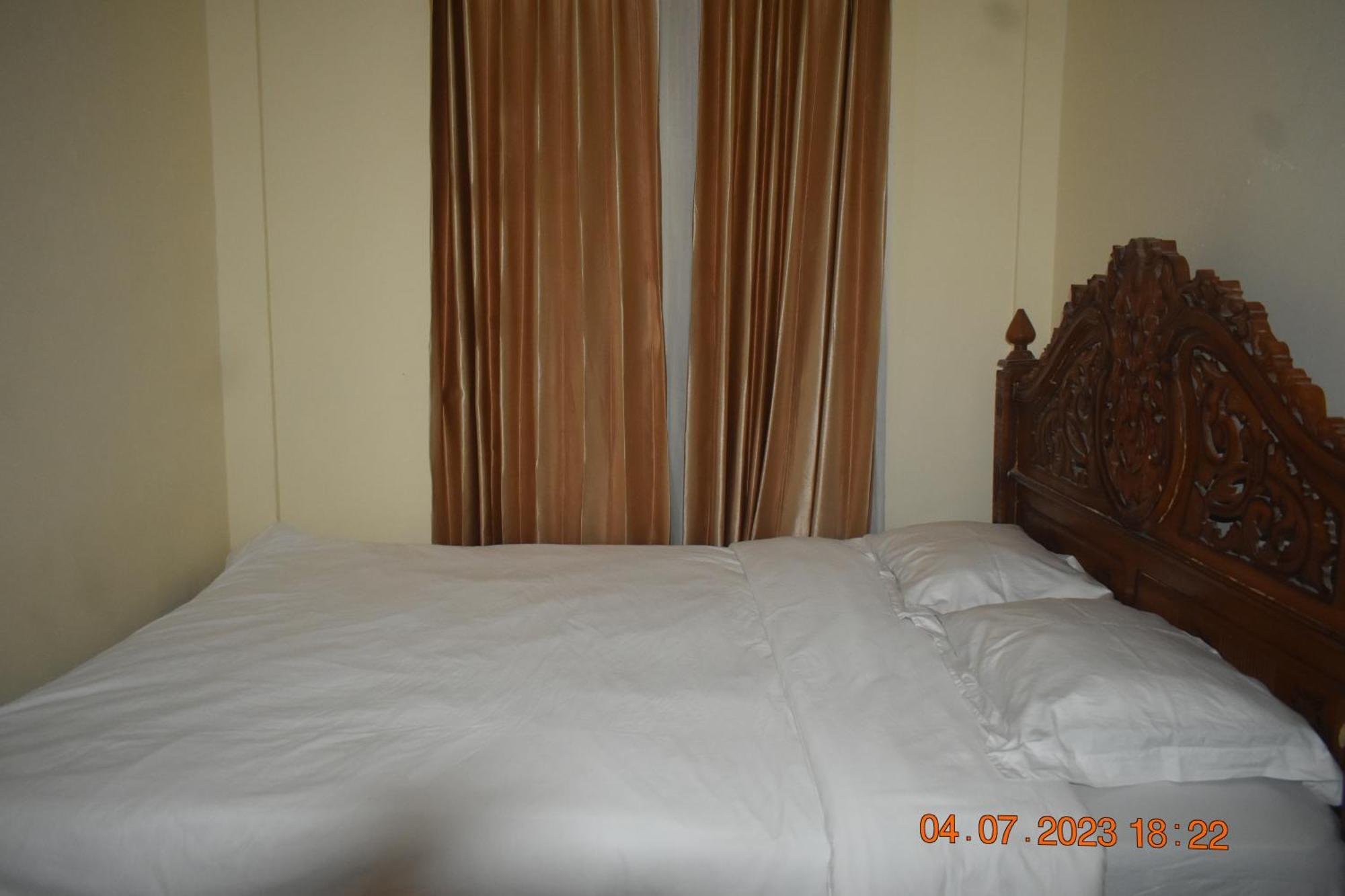 Four-G Home Stay & Komodo Tour Labuan Bajo Exterior photo