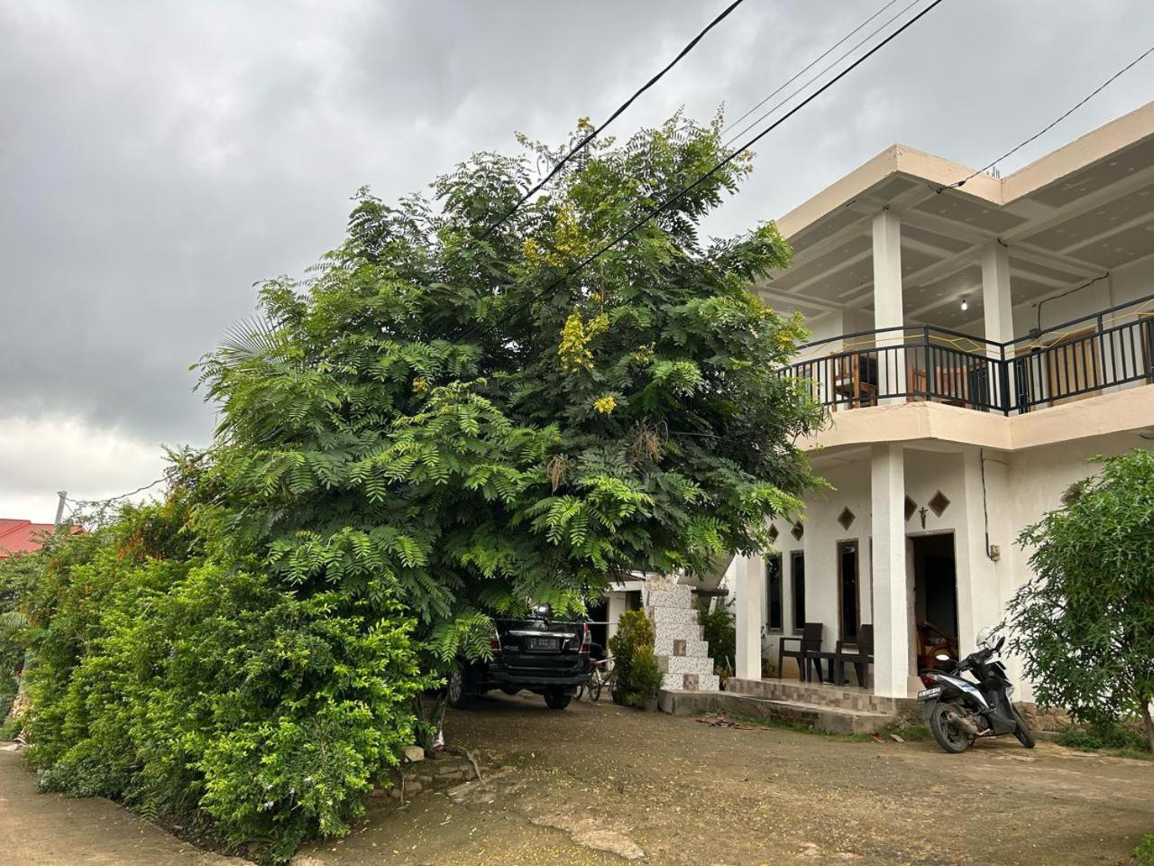 Four-G Home Stay & Komodo Tour Labuan Bajo Exterior photo